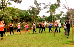 Cerca de treze participantes praticam atividade física em local aberto e com vegetação abundante. 