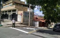 Agente da BHTrans parado na esquina da Ruoa Coimbra, no bairro Madre Gertrudes, que sofreu alteração de circulação de veículos.