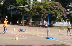 Duas pessoas jogam badminton na Praça da Savassi. 