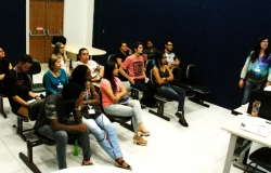 Marcela Ferreira, responsável pela área de treinamento e desenvolvimento da BH Resolve, ministra palestra para cerca de 10 pessoas. 