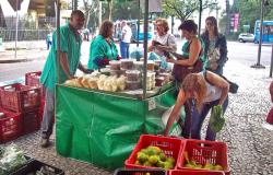 Consumidores comprando doces, frutas e hortaliças no Programa Direto da Roça