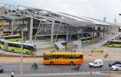 Estação São Gabriel, com movimento de ônibus e carros na avenida, durante o dia. 