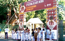 Mais de quinze pessoas, a maioria de branco, se preparam para jogar capoeira na porta do Parque Municipal Américo Renneé Giannetti, na abertura do Festiva de Arte Negra 2017