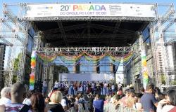 Palco da 20ª Parada Gay, realizada em julho de 2017, com várias pessoas no palco e muitas pessoas na plateia.