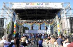 Plateia com mais de cem pessoas assiste a apresentação na 20ª Parada LGBT. 