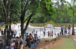 Mais de vinte jovens na pista de skate e arredores do Parque Lagoa do Nado. 