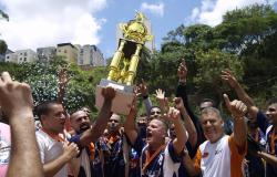 Vencedores da Copa Centenário de 2015 levantam taça