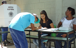 Aluno vota para vereadores mirim de sua escola, como parte do projeto Projeto Câmara Mirim 2017. 