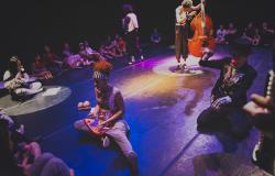 Artistas tocam instrumentos e interagem com criançasno palco