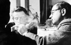 Cena do filme em preto e branco "Crônica de um Verão": em um salão, dois homens acendem seus cigarros.