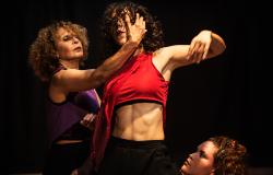 Três dançarinas interpretam o espetáculo "Orbis Finis".