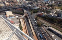 Vista aérea de Viaduto da Lagoinha, com alça em construção. 