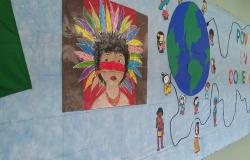 Painel da Feira de Cultura Povos em Conexão, com representação de índio e mundo.