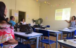 Instrutora dá aula para candidatos à direção escolar