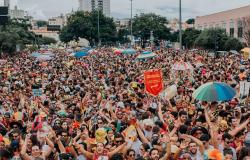 Mais de cem pessoas acompanham desfile de bloco de rua no Carnaval 2017