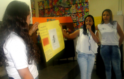 Três estudantes apresentam cartaz com cuidados para o combate ao mosquito mosquito Aedes aegypti.