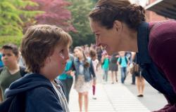 Mãe incentiva filho a participar da escola; cena de filme "Extraordinário", de 2017.