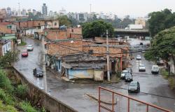 Moradias de Famílias do Anel Rodoviário, em cruzamento e área de vulnerabilidade social.