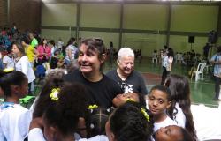 O músico Lô Borges entre as crianças de escola municipal.