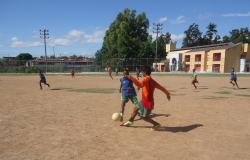 Crianças jogando futebol no Cras Lagoa. Foto ilustrativa.