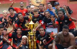 Mais de 11 garotos do time Saga comemoram o título juvenil da 20ª Copa Centenário.