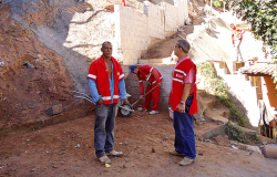 Dois técnicos da urbel avaliam obras em região de risco geológico. 