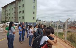 Mais de kquinze estudantes visitam prédios do Progrma Vila Viva.