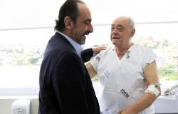 Prefeito Alexandre Kalil conversa com paciente que está internado no Hospital do Barreiro durante inauguração dos novos leitos da instituição