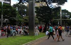 Mais de vinte transeuntes caminhando no cruzamento das avenidas Getúlio Vargas e Cristóvão Colombo, em edições do programa "BH é da Gente" anteriores. 
