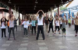 Instrutora faz ginástica com mais de quinza pessoas em Academia da Cidade.