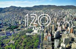 Cidade vista do alto. Com a marca "120 anos Belo Horizonte"