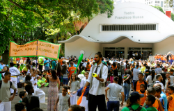 Mais de cem estudantes, acompanhados de malabaristas, em frente ao Teatro Francisco Nunes. 