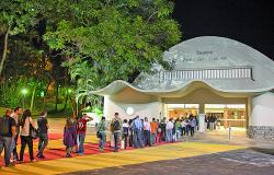Teatro Francisco Nunes à noite, com fila extensa de entrada.