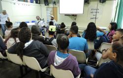 Escritor Pedro Muriel faz palestra para estudantes na Escola Municipal Anne Frank.