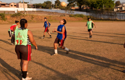 Adolescentes treinam futebol.