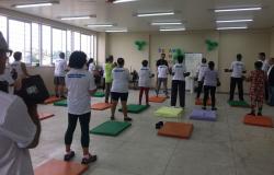 Mais de dez usuários fazem ginástica na Academia da Cidade Venda Nova.