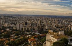 Foto da cidade de Belo Horizonte, com prédios e céu com nuvens à vista.
