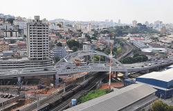 Viaduto do Boulevard Arrudas, construído sobre a linha do metrô, na avenida Tereza Cristina, no bairro Carlos Prates.