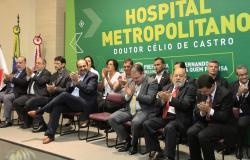 Prefeito de Belo Horizonte, Alexandre Kalil, bate palmas na inauguração de novos leitos do Hospital do Barreiro junto a autoridades. 
