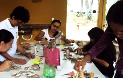 Cinco mulheres durante realizando atividades manuais no Centro de Educação Ambiental na Pampulha 