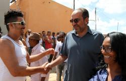 O prefeito Alexandre Kalil cumprimenta moradores da Vila Esperança e sorri