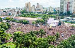 Bloco de rua com mais de mil pessoas lota Praça da Estação durante o dia.