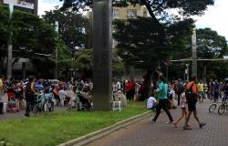 Mais de vinte pessoas passeiam a pé e andam de bicicleta em uma das edições do programa “BH é da Gente – Savassi”, no cruzamento das avenidas Cristóvão Colombo e Getúlio Vargas.