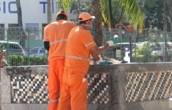 Agentes da SLU realizam limpeza da Praça Duque de Caxias.