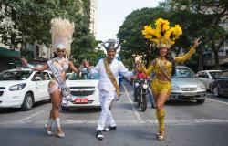 Princesa, Rei e Rainha da Corte Real Momesca do Carnaval de Belo Horizonte 2018 desfilam em frente à carros em rua da capital mineira.