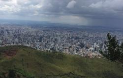 Vista da cidade de Belo Horizonte a partir da Serra do Curral, em dia nublado.