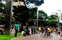 Mais de 25 pessoas caminham, contemplam sentadas em andam de bicicleta em uma das edições do BH é da Gente - Savassi, no cruzamento das avenidas Getúlio Vargas e Cristóvão Colombo.