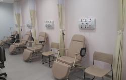 Ala do hospital com quatro cadeiras para pacientes em observação.