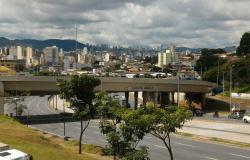 Imagem do Viaduto Angola durante o dia. Abaixo, carros passam pela avenida Antônio Carlos. 