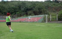 A atacante Jéssica Beiral, artilheira da Copa Centenário, faz chute a gol em campo de futebol.